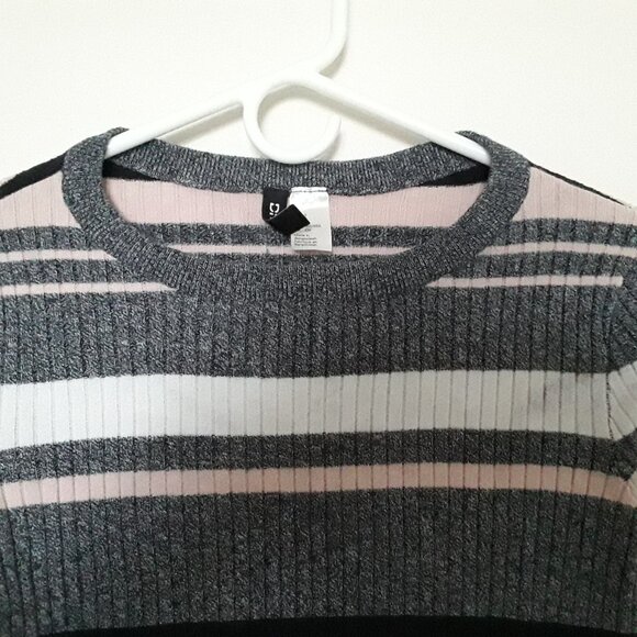 Women's Divided H&M Size Small Beautiful Long Sleeve Sweater - Picture 2 of 4